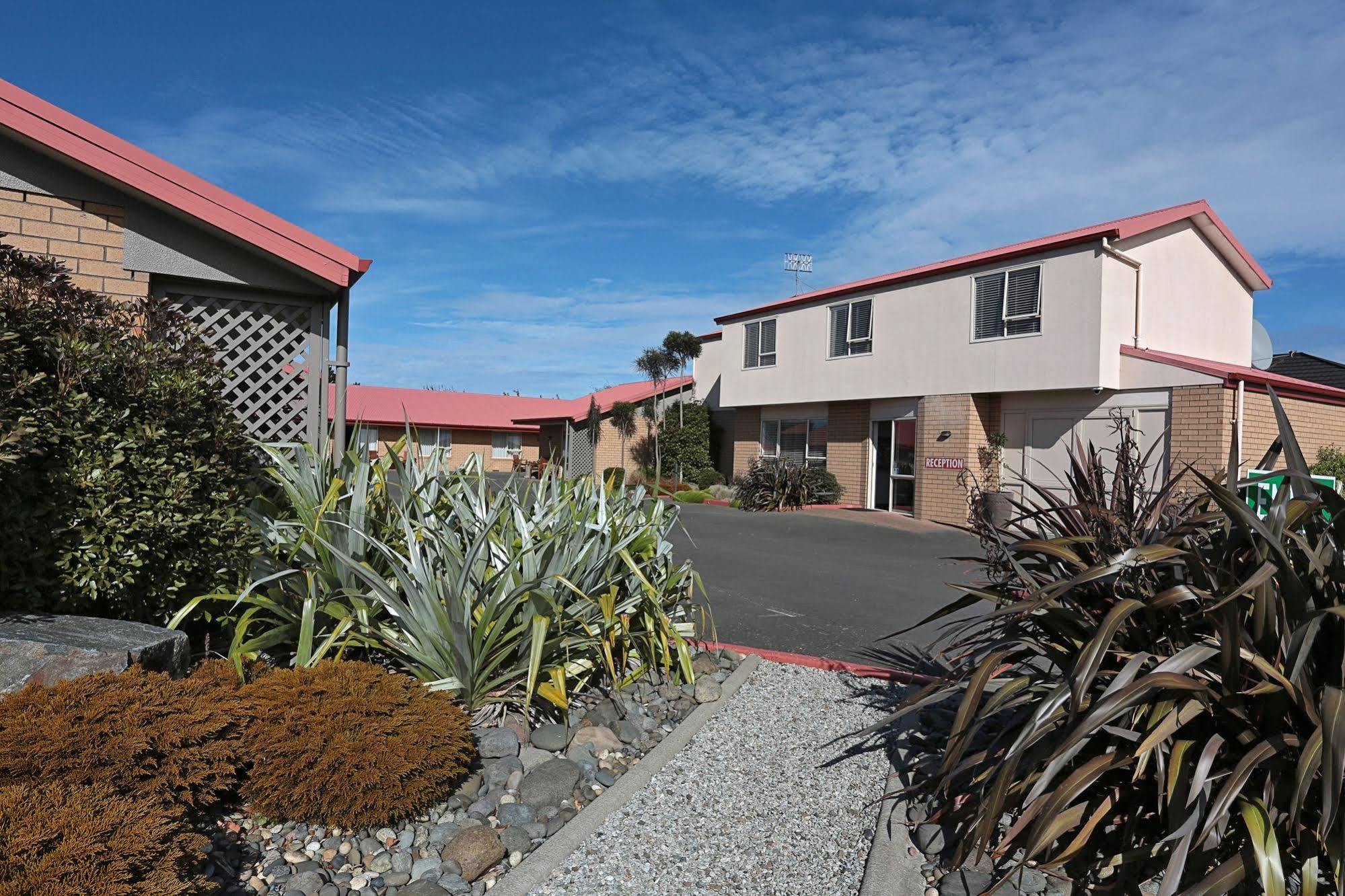 Admiral Court & Motel
