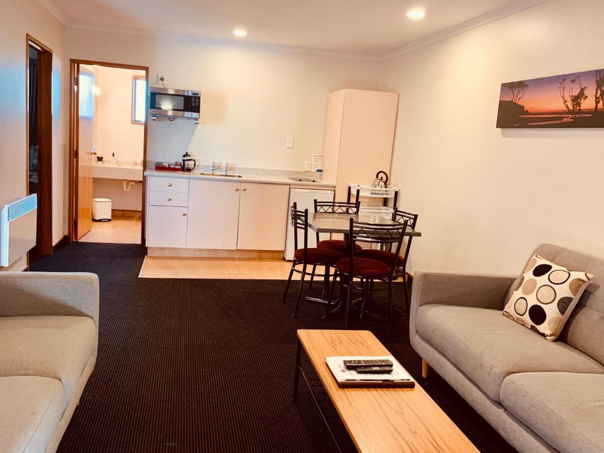 Admiral Court & Motel 4*